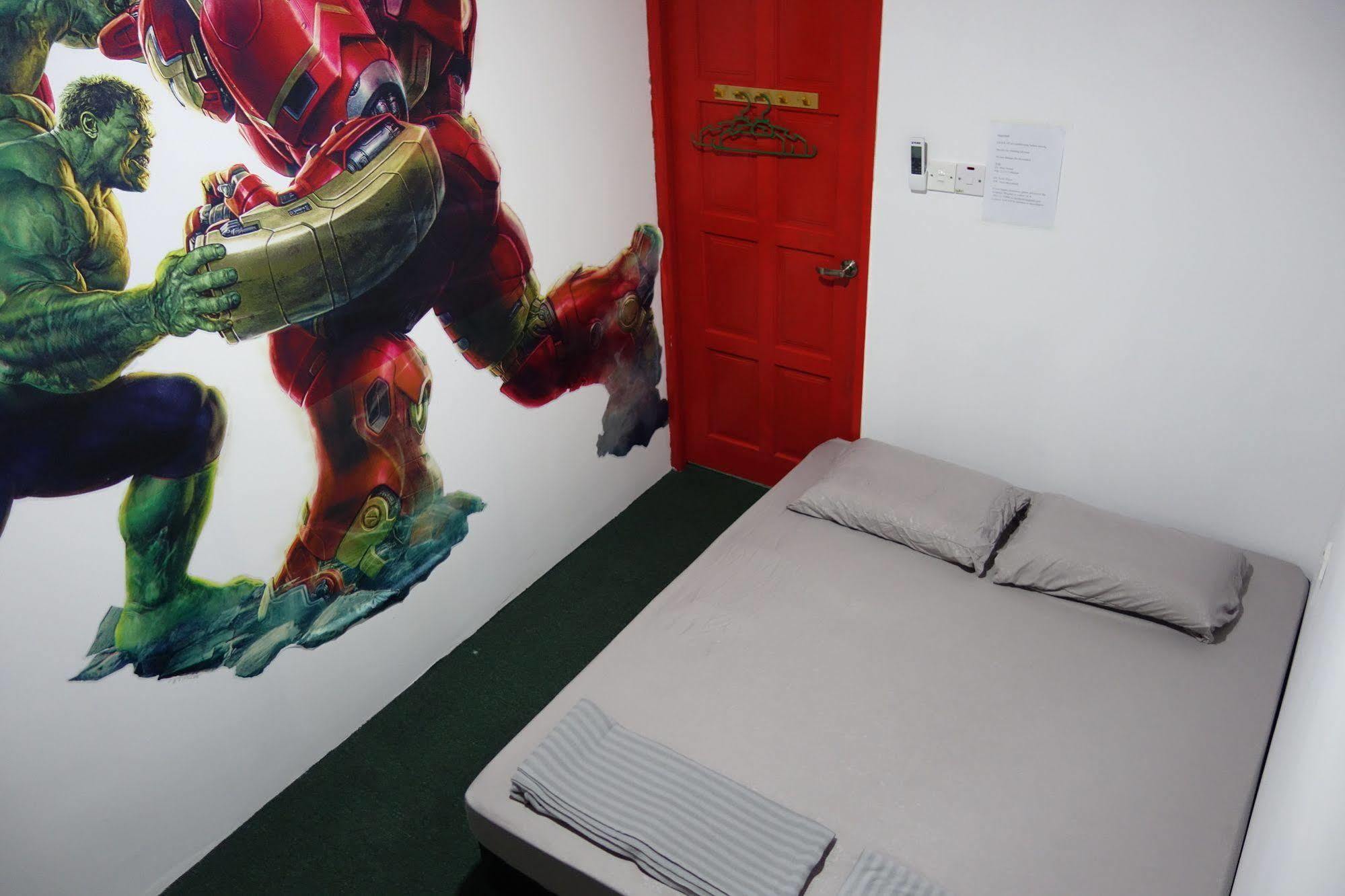 Hero Hostel Kuching Extérieur photo