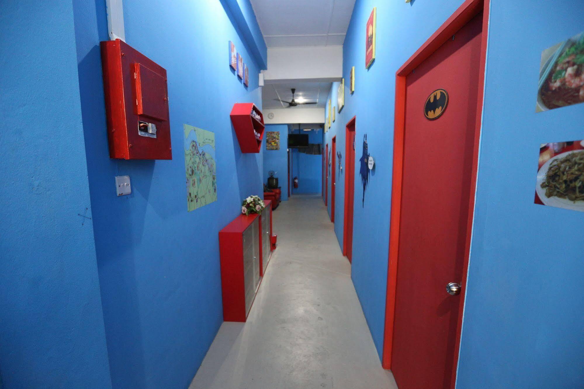 Hero Hostel Kuching Extérieur photo